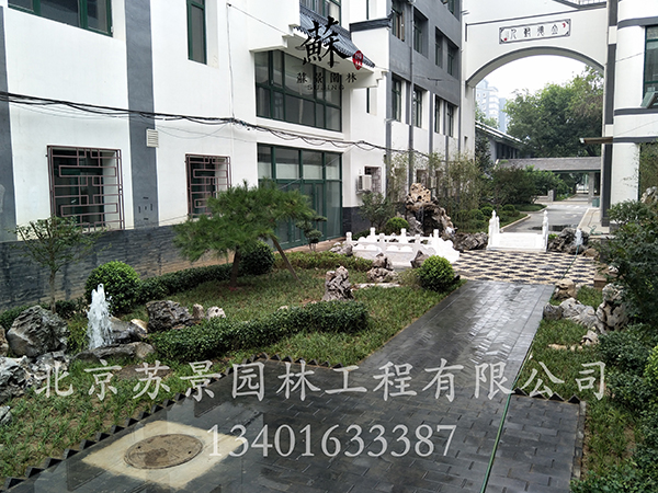 宣教中心大楼前苏式园林